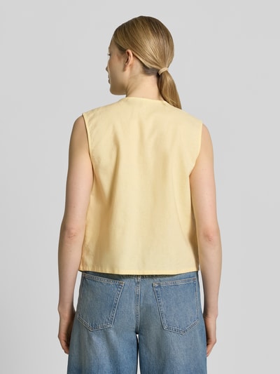 Modelka nosi Blusentop aus Leinen-Viskose-Mix mit Stitchings von JAKE*S STUDIO WOMAN, żółty, krój regular fit, okrągły dekolt, guziki, długość pleców w rozmiarze 36: 50 cm, widok całej sylwetki od tyłu.