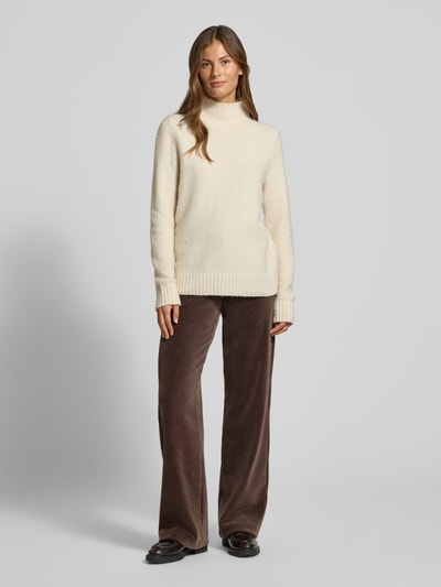 Vrouwenmodel draagt Regular fit corduroy broek van katoenmix model 'ELAINE' van Raffaello Rossi, Dames corduroy broek, geheel vooraanzicht.