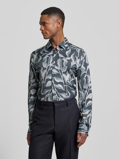 Männermodel trägt Loose Fit Business-Hemd aus Viskose Modell 'Matty' von JOOP! Collection mit Allover-Blattmuster, Nahaufnahme Oberkörper.