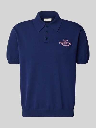 Produktfoto, Regular Fit Poloshirt mit Label-Stitching Modell 'Speedtrap' von PROHIBITED aus reiner Baumwolle, blaue Farbe, glatte Textur, Knopfleiste, Rückenlänge bei Größe M 64 cm
