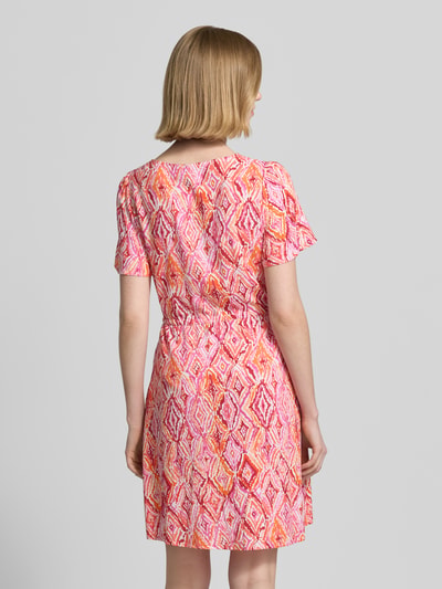 Frauenmodel trägt Tailliertes Freizeitkleid aus reiner Viskose Modell 'EASY JOY' von Vero Moda, Optik:Allover-Muster, Mini, Rückansicht.
