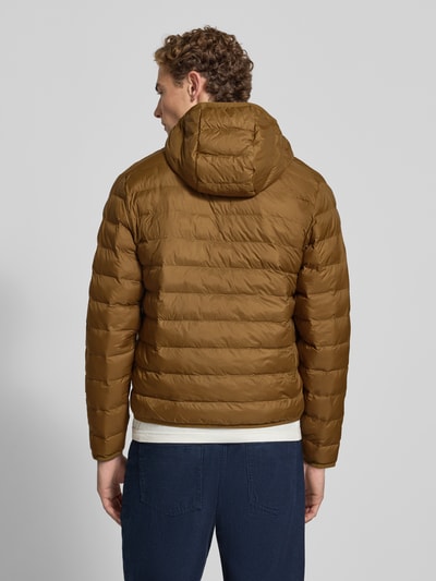 Männermodel trägt Regular Fit Bomberjacke mit Ecodown-Füllung von Lacoste in Braun, wattierte Struktur, Herren Bomberjacke, Ganzkörperansicht Rückansicht.