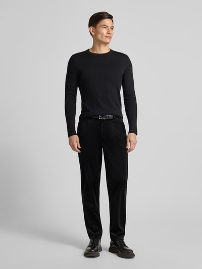 Mannenmodel draagt Hose aus Samt mit Gesäßtaschen Modell 'kian' van Matinique, zwarte regular fit, knoopsluiting, vooraanzicht volledige lichaamsfoto.
