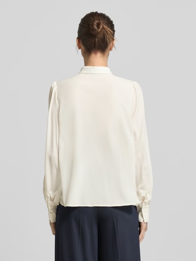 Frauenmodel trägt Regular Fit Bluse mit Bubikragen von Christian Berg Woman Selection in Creme, mit Falten, Knopfleiste und Schnürung, Rückenlänge 60 cm, Ärmel 65 cm, Ganzkörperansicht Rückansicht.