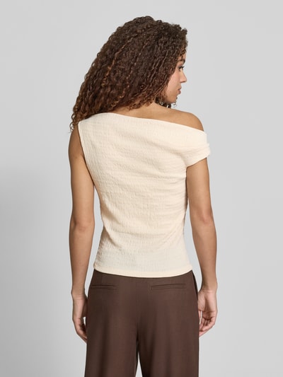 Frauenmodel trägt T-Shirt mit asymmetrischem Ausschnitt von Jake*s Collection im Material-Mix mit Stretch-Anteil, Körpernaher-Schnitt, Smok-Detail, Rückenlänge 50 cm bei Größe 38, helle Farbe, strukturierte Textur, Ganzkörperansicht Rückansicht.