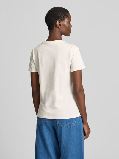 Frauenmodel trägt T-Shirt mit Motiv-Print und Rundhalsausschnitt von Jake*s Casual aus Reine Baumwolle, Regular-Fit, Rückenlänge 58 cm, Ganzkörperansicht Rückansicht.