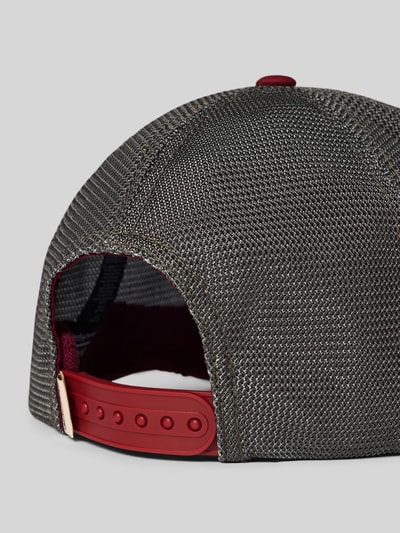 Produktfoto, Trucker Cap aus Baumwoll-Mix Modell 'CASQUETTE' von Von Dutch mit Mesh-Rückseite, roter Riegel, Label-Patch, graue Struktur