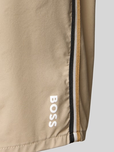 Produktfoto, Badeshorts mit Label Stitching Modell 'ICONIC' von BOSS, beige Stretch-Webstruktur, Signature-Streifen, unifarben, Detailaufnahme