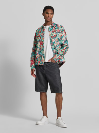 Męski model nosi Regular Fit Overshirt im Allover-Look von Les Deux z mieszanki bawełny, wzór na całej powierzchni, kołnierzyk typu kent, listwa guzikowa, długość tyłu w rozmiarze M: 74 cm, całkowity widok z przodu.