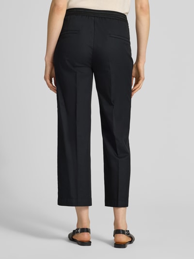 Vrouwenmodel draagt Regular Fit Hose mit Tunnelzug Modell 'Sue' van TONI in zwart, katoenmix met stretch, verkorte pijpen, rugaanzicht