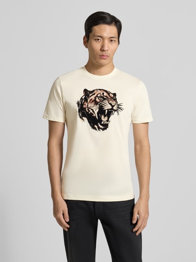 Mężczyznamodel nosi Regular Fit T-Shirt mit Motiv-Print od Antony Morato, mieszanka bawełny, okrągły dekolt, długość tyłu w rozmiarze M: 64 cm, jasny kolor, nadruk z motywem, widok całej sylwetki z przodu