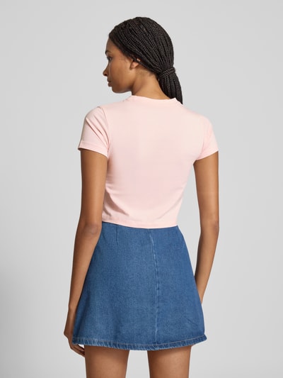 Guess Jeans Cropped T-Shirt mit Label-Stitching Rosa 5