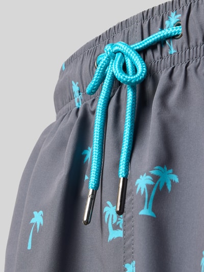 Produktfoto, Badehose mit elastischem Bund von MCNEAL für Herren im Regular-Fit mit Tunnelzug, Eingriff- und Gesäßtaschen, grauer Stoff, blaue Palmenmuster, Nahaufnahme Textur