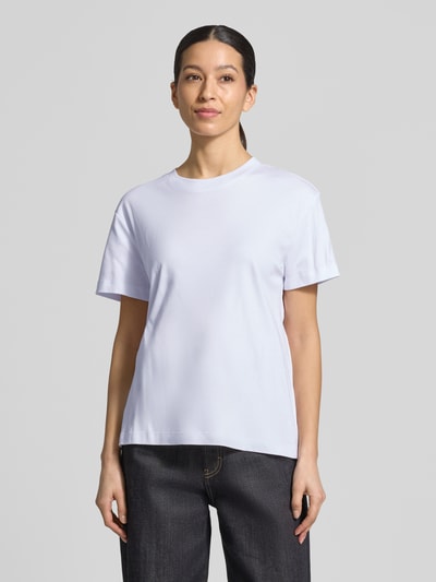 Modelka kobieca nosi T-Shirt mit Rundhalsausschnitt od Stefanel, czysta bawełna, prosty krój, biały, widok całej sylwetki z przodu, długość pleców w rozmiarze S: 61 cm.