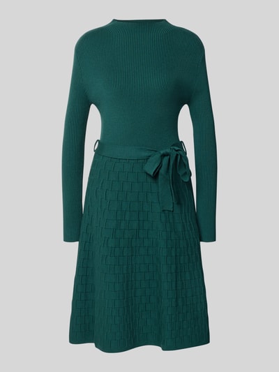 Produktfoto, Knielanges Strickkleid mit Bindegürtel von Apricot, zielony, A-linia, dzianina, długość do kolan, stójka, pasek, viskoza-mix, długość tyłu w rozmiarze S: 103 cm, szerokość w rozmiarze S: 38 cm, długość rękawa w rozmiarze S: 59 cm
