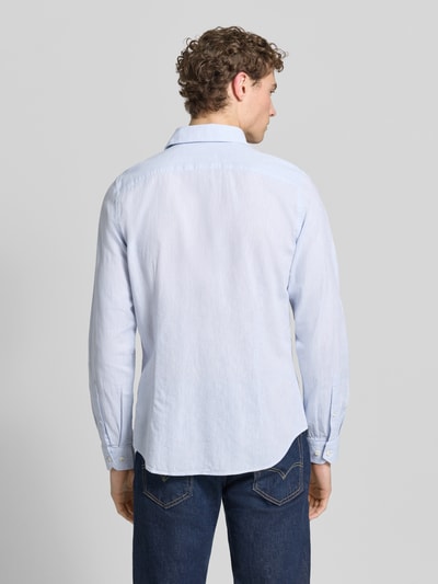 Männermodel trägt Slim Fit Freizeithemd mit Leinen-Anteil von Roy Robson in Hellblau, Langärmelig, Rückenansicht, Ganzkörperansicht Rückansicht. Baumwoll-Mix mit Leinen-Anteil, Kent-Kragen, Knopfleiste, Rückenlänge 75 cm, Schulterbreite 45 cm, Ärmellänge 68 cm, Größe M.