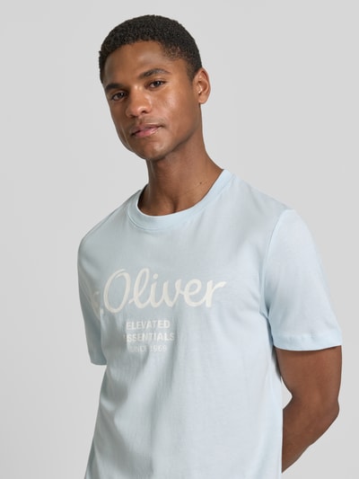Männermodel trägt Regular Fit T-Shirt aus reiner Baumwolle von s.Oliver RED LABEL in Optik: Unifarben mit Label-Print, Rundhals, Kurzarm, Materialverarbeitung: Jersey, Ganzkörperansicht von vorne.