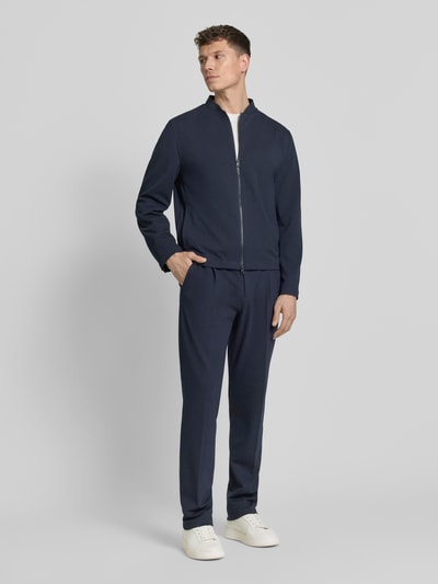 Männermodel trägt Blouson mit Zweiwege-Reißverschluss Modell 'Audio' von Zuitable, Dunkelblau, Material-Mix mit Viskose-Anteil, Regular-Fit, Stehkragen, Rückenlänge 66 cm, Schulterbreite 49 cm, Ärmellänge 66 cm, Ganzkörperansicht von vorne.