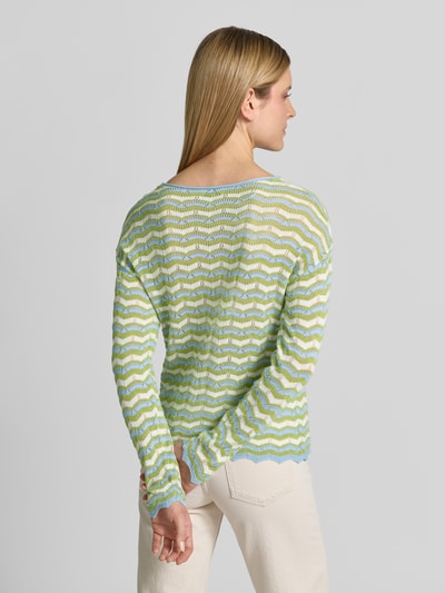 Frauenmodel trägt Strickpullover mit Rundhalsausschnitt von More & More im Allover-Look, Baumwoll-Mix, Regular-Fit, Rückenlänge 53 cm, Ganzkörperansicht Rückansicht.
