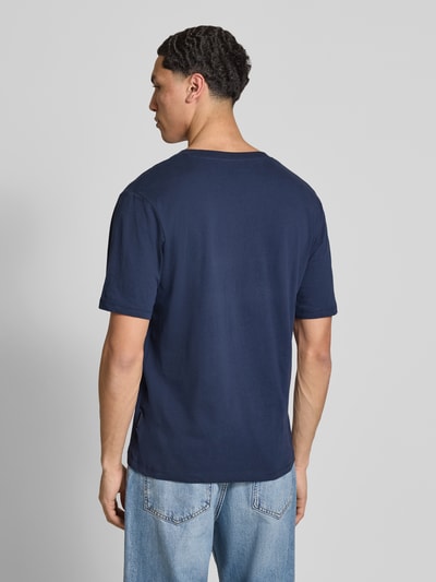 Männermodel trägt T-shirt aus puur katoen, recht model, Jack & Jones T-shirt model 'DEVIN' met labelprint, ruglengte maat M 65 cm, Ganzkörperansicht Rückansicht.