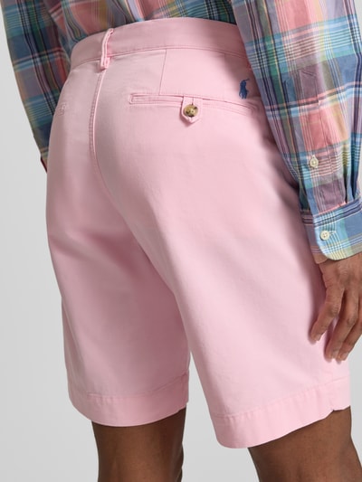 Männermodel trägt Straight Fit Chinoshorts aus Baumwoll-Mix von Polo Ralph Lauren, Optik: Unifarben, Logo-Detail, Ganzkörperansicht Rückansicht.