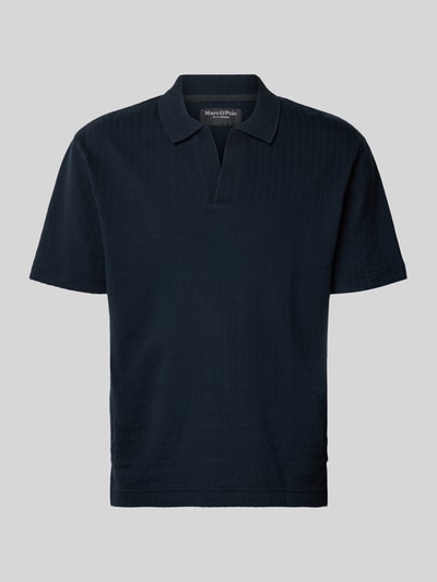 Produktfoto, Relaxed Fit Poloshirt aus reiner Baumwolle von Marc O'Polo in Dunkelblau, strukturierte Weboptik, kurzer Schnitt, V-Ausschnitt