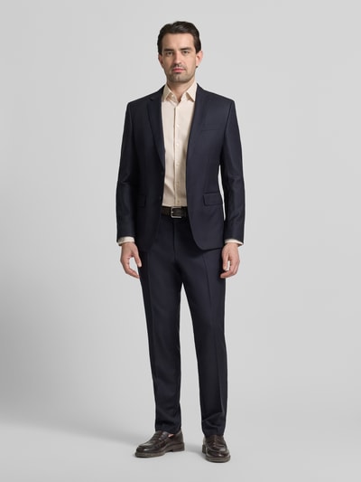 Männermodel trägt Regular Fit Business Hemd aus katoen met Kentkraag van Jake*s, lichtbeige, knoopsluiting, ganzkörperansicht von vorne.