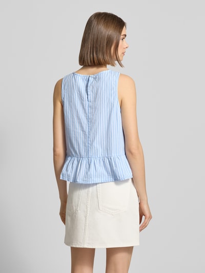 Frauenmodel trägt Popeline Top mit rückseitigem Schlüsselloch-Ausschnitt von REVIEW in Hellblau mit weißen Streifen, Reine Baumwolle, Gerader-Schnitt, Schößchendetail, Rückenlänge 47 cm, Ganzkörperansicht Rückansicht.