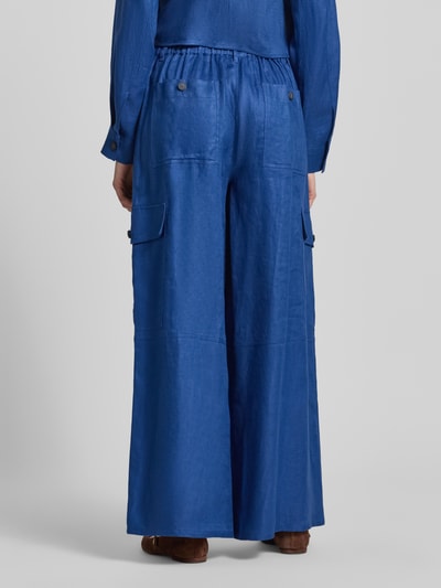 Frauenmodel trägt Wide Leg Cargohose aus reinem Leinen von Weekend Max Mara in leuchtendem Blau, unifarben, lockerer Schnitt, Rückansicht.