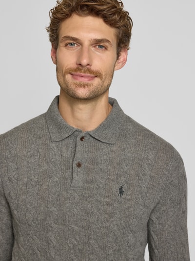 Männermodel trägt Regular Fit Pullover aus Woll-Kaschmir-Mix von Polo Ralph Lauren in Grau, strukturierte Oberfläche, Nahaufnahme Oberkörper. Herren Pullover von Polo Ralph Lauren