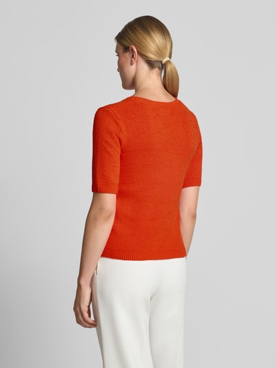 Frauenmodel trägt Strickpullover mit Rundhalsausschnitt und 1/2-Arm von Fynch-Hatton in Orange, Baumwoll-Mix, Regular Fit, Rückenlänge 45 cm, Ärmellänge 28 cm, glatte Textur, kombiniert mit heller Hose, Ganzkörperansicht Rückansicht.