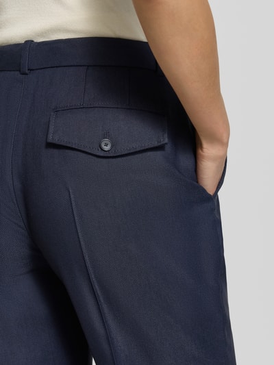 Frauenmodel trägt dunkelblaue Wide Leg Hose aus Viskose-Mix Modell 'Talia5' von BOSS, Damen Weite Hose, Nahaufnahme Rückansicht.