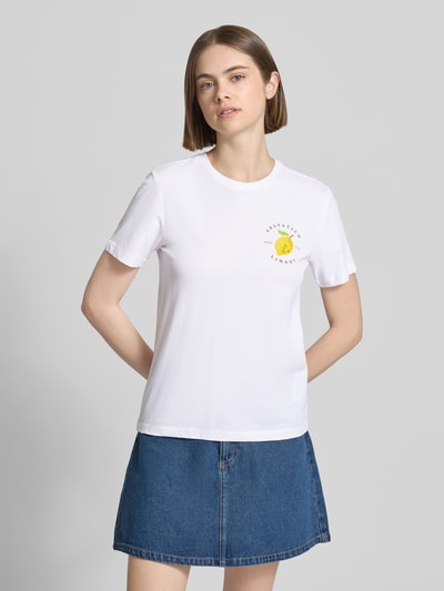 Frauenmodel trägt Regular Fit T-Shirt aus reiner Baumwolle Modell 'KITA' von Only, Optik: Unifarben, Kurzarm, Rundhals, Motiv-Stitching, Materialverarbeitung: Jersey, Ganzkörperansicht von vorne.