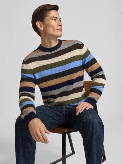 Männermodel trägt Regular Fit Pullover aus reinem Kaschmir von Christian Berg Men mit Streifen in Blau, Braun, Beige, Strick-Optik, Nahaufnahme Oberkörper.