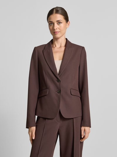 Frauenmodel trägt Slim Fit Kurzblazer mit Viskose-Anteil von s.Oliver BLACK LABEL in Braun, glatte Oberfläche, Ganzkörperansicht von vorne