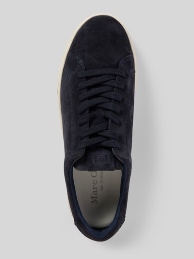 Produktfoto, Low Top Sneaker aus reinem Rindsleder von Marc O'Polo, unifarbenes dunkelblaues Veloursleder, runde Spitze, flache Sohle, Label-Prägung