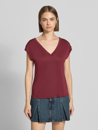 Frauenmodel trägt Regular Fit T-Shirt aus Modal-Mix Modell 'FREE' von ONLY in Dunkelrot zu Jeansrock, Ganzkörperansicht von vorne, Damen T-Shirt von ONLY.