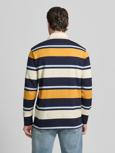 Männermodel trägt Sweatshirt mit Polokragen und Label-Stitching von Gant in Creme, Blau und Gelb, Baumwolle, Regular Fit, Rückenansicht.