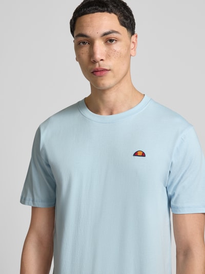 Männermodel trägt T-Shirt mit Label-Stitching Modell 'CASSICA' von Ellesse in Hellblau, Reine Baumwolle, Gerader Schnitt, Nahaufnahme Oberkörper.