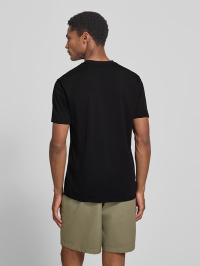 Männermodel trägt Extra Slim Fit T-Shirt mit Rundhalsausschnitt von Armani Exchange, Schwarz, Herren T-Shirt, Logo, Rückenlänge 70 cm bei Größe M, Ganzkörperansicht Rückansicht.