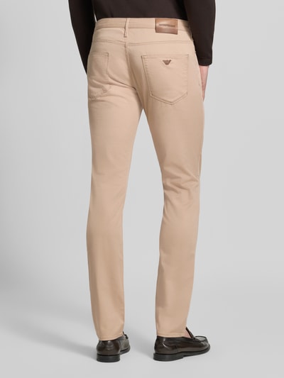 Männermodel trägt Skinny Fit Jeans aus Baumwoll-Mix von Emporio Armani in Beige, 5-Pocket-Design, Rückansicht, Ganzkörperansicht Rückansicht. Bundweite 42 cm, Innenbeinlänge 85 cm, Kontext: Herren Jeans, Knopf- und Reißverschluss, Baumwoll-Elasthan-Mix.