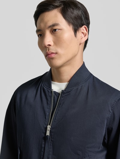 Männermodel trägt Regular Fit Blouson aus reiner Baumwolle von Marc O'Polo, Optik: Unifarben, Twill, Reißverschluss, Nahaufnahme Oberkörper.