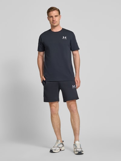 Männermodel trägt Shorts mit elastischem Bund und Label-Stitching von Under Armour im Baumwoll-Mix, Regular Fit, Ganzkörperansicht von vorne.