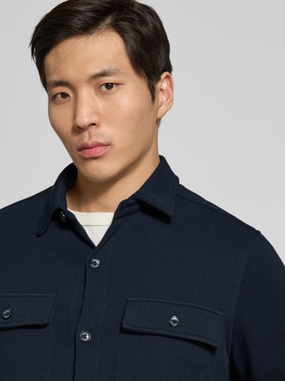 Männermodel trägt Regular Fit Hemdjacke mit Brusttaschen von Lerros in Dunkelblau, Kentkragen, Knopfleiste, Nahaufnahme Oberkörper. Rückenlänge bei Größe M: 70 cm.