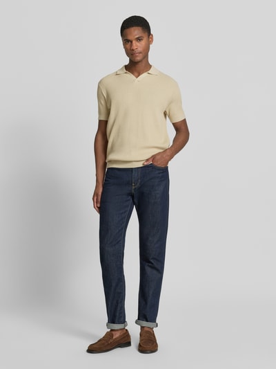 Männermodel trägt Slim Fit Strick-Poloshirt mit V-Ausschnitt von Lerros aus Reine Baumwolle mit Strukturmuster, 1/2-Arm, Ganzkörperansicht von vorne.