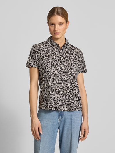 Frauenmodel trägt Relaxed Fit Poloshirt aus reiner Baumwolle von Marc O'Polo, Optik:Allover-Muster, florale Musterstruktur, Ganzkörperansicht von vorne.