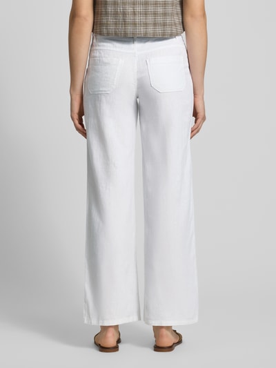 Frauenmodel trägt Mid Waist Hose aus Leinen-Baumwoll-Mix von Gina Tricot in Weiß mit weitem Bein, Tunnelzug, Eingrifftaschen, Ganzkörperansicht Rückansicht.