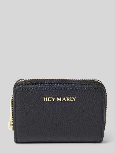 Produktfoto, Portemonnaie aus Rindsleder-Mix Modell 'Sleek Petite' von Hey Marly in Schwarz mit goldfarbenen Details, fein genarbte Textur, Reißverschluss und Druckknopfverschluss, Label-Applikation auf der Vorderseite.