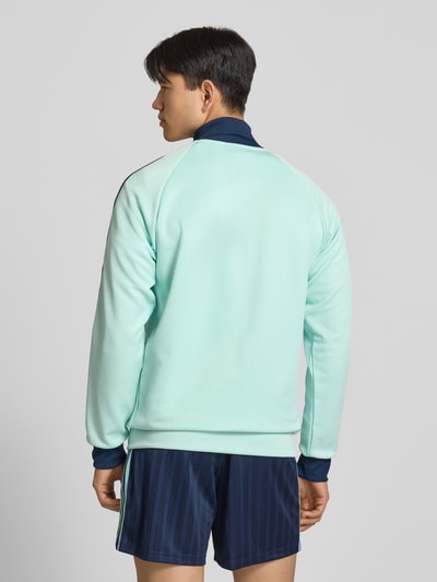 Männermodel trägt Regular Fit Trainingsjacke mit Baumwoll-Anteil und DFB-Logo von adidas Originals, unifarben, Rückenansicht, Ganzkörperansicht Rückansicht