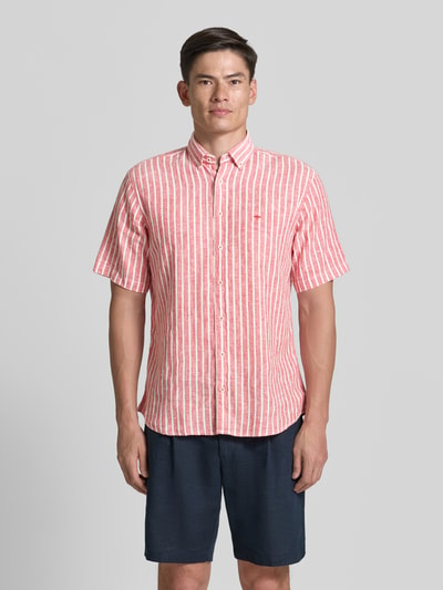 Männermodel trägt Regular Fit Freizeithemd mit Button-Down-Kragen von Fynch-Hatton, gestreift, Baumwolle-Leinen-Mix, Ganzkörperansicht von vorne, Logo-Stitching, Knopfleiste, Rückenlänge 76 cm, Schulterbreite 45 cm, Ärmellänge 26 cm, Größe M.